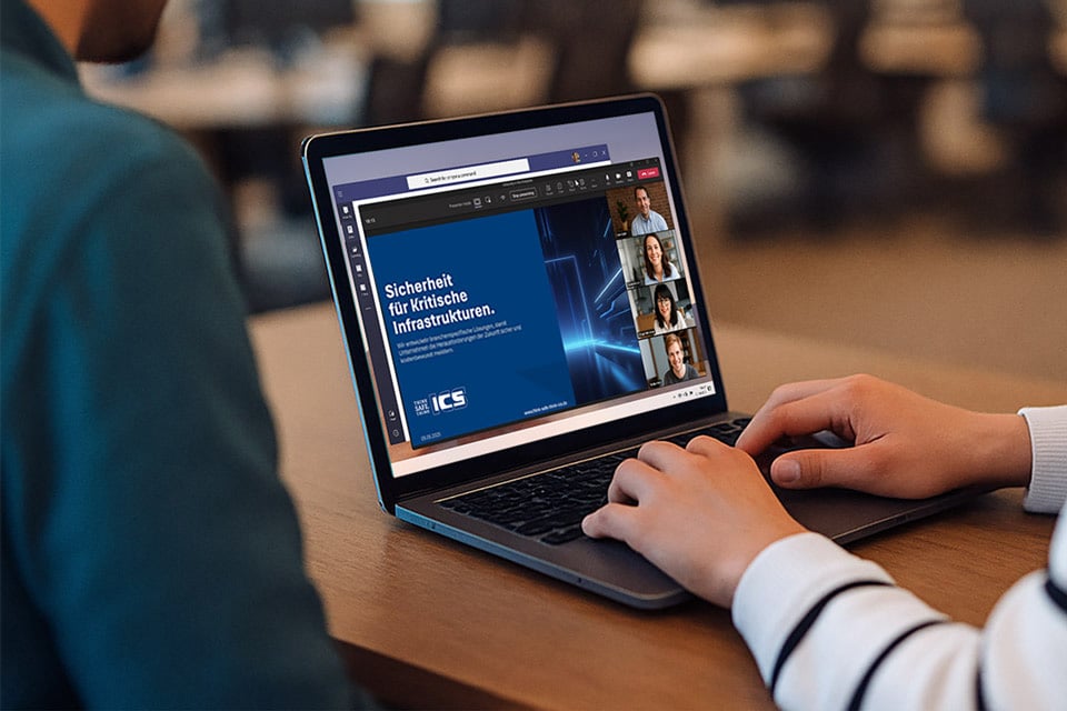 Es tippt jemand an einem Laptop. Darauf ist ein Teams Meeting mit der Website von ICS zu sehen. Es tippt jemand an einem Laptop. Darauf ist ein Teams Meeting mit der Website von ICS zu sehen.