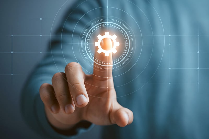 Finger tippt auf digitales Zahnrädchen als Symbolbild für Requirements Engineering Finger tippt auf digitales Zahnrädchen als Symbolbild für Requirements Engineering