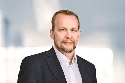 Porträtfoto des Geschäftsführers der ICS GmbH, Thomas Stellmach. Kopf und Schultern sind zu sehen, er blickt direkt in die Kamera. Professionelles Businessfoto mit seriösem und freundlichem Ausdruck.